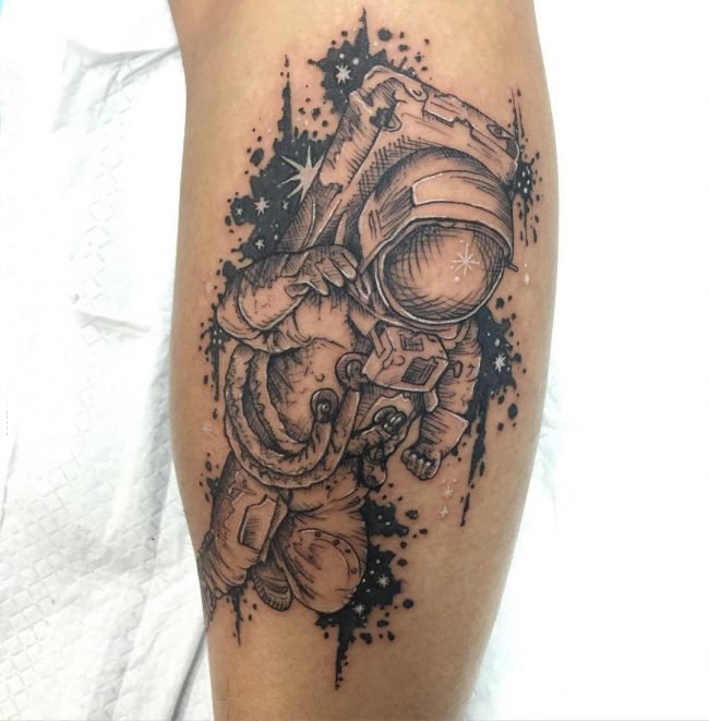 男生手臂上黑灰素描点刺技巧创意宇航员纹身图片