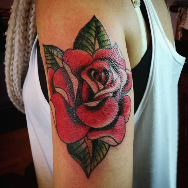 女生手臂上彩绘抽象线条植物花朵纹身图片
