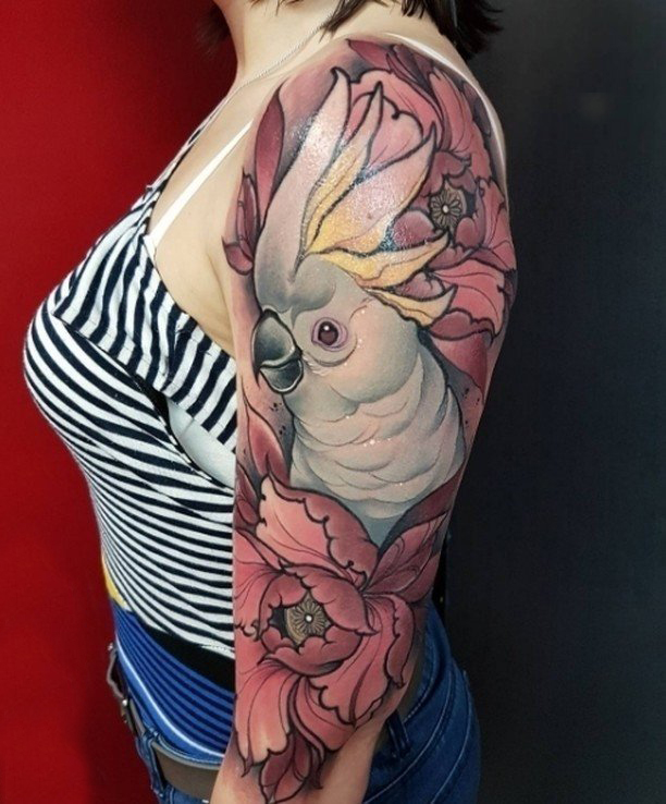 女生手臂上彩绘文艺花朵和小动物鹦鹉纹身图片
