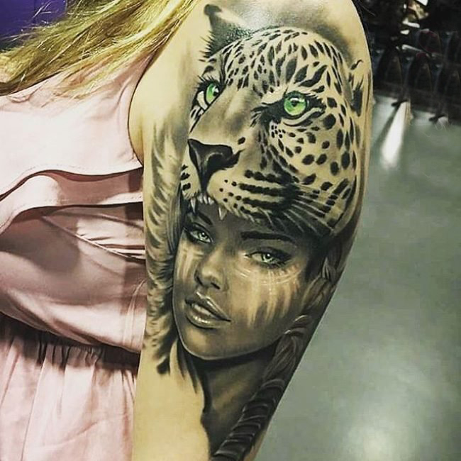 女生手臂上黑灰点刺豹和人物肖像纹身图片