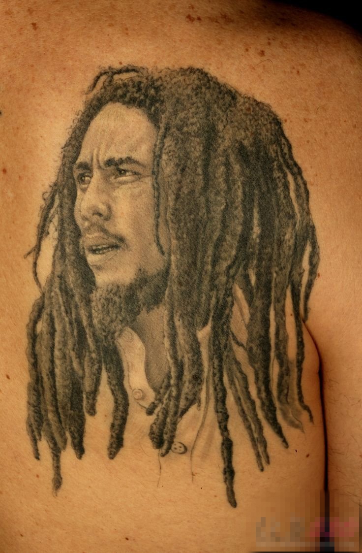男生背部黑灰素描创意抽象人物纹身图片