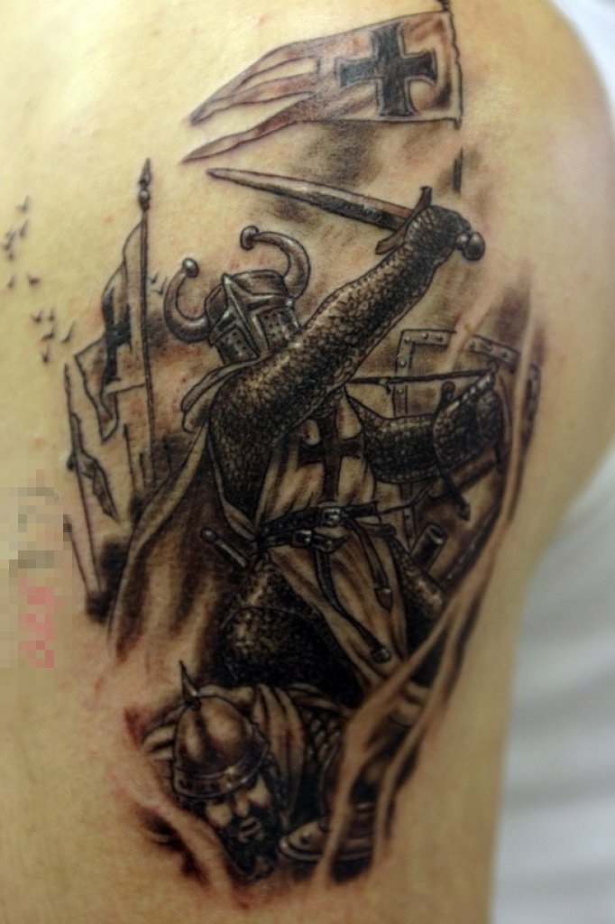 男生后背上黑灰色点刺技巧战士人物纹身图片