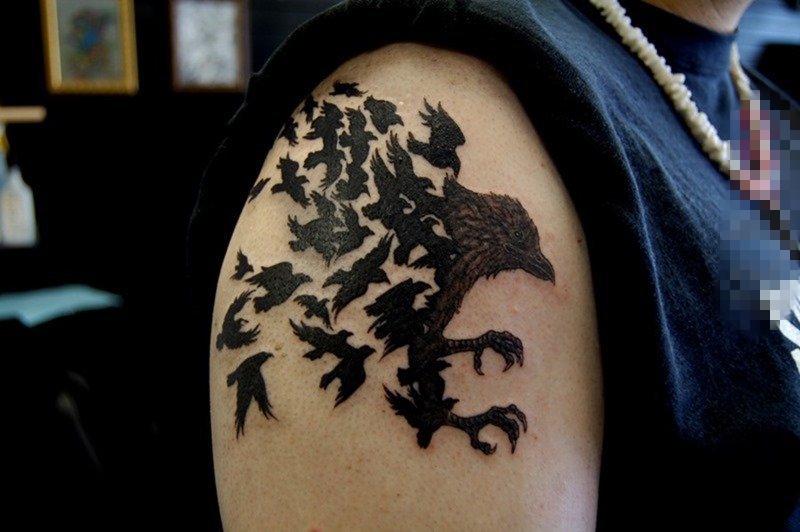 男生手臂上黑灰素描创意老鹰纹身图片
