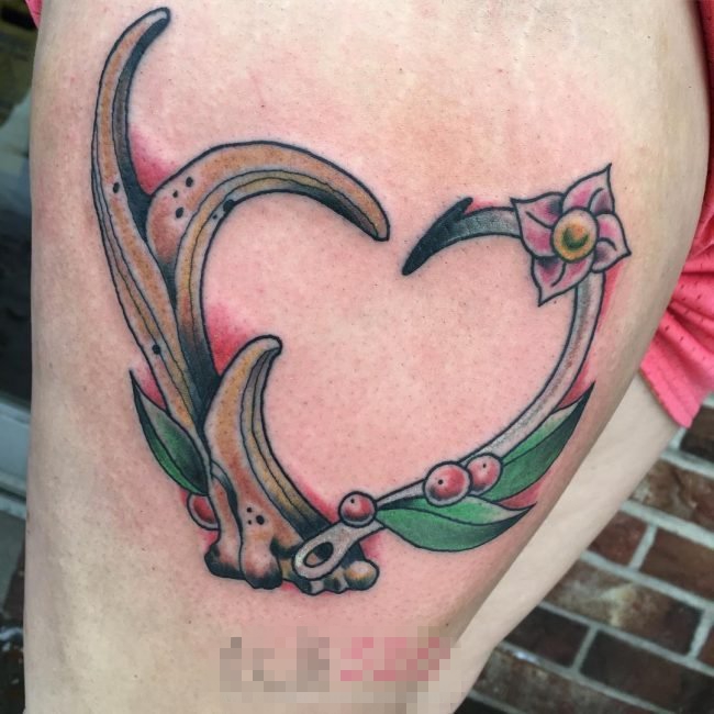 女生大腿上彩绘素描创意唯美花朵纹身图片
