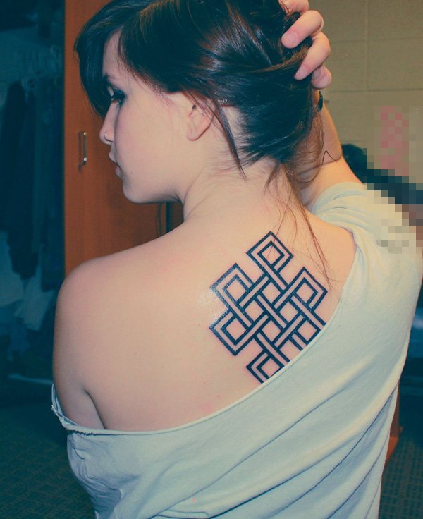 女生后背黑色简约线条创意几何图形纹身图片