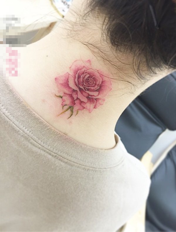 女生颈部唯美清新花朵纹身图片