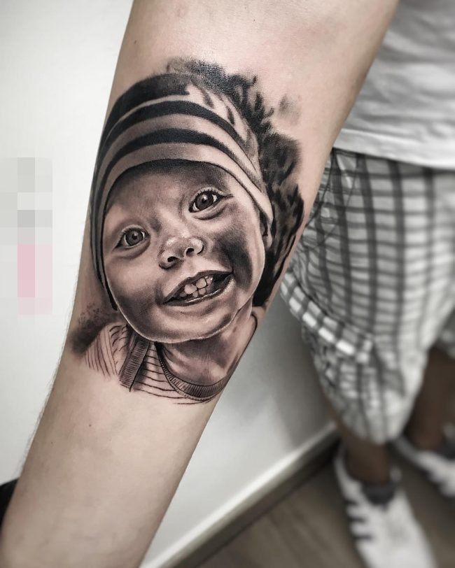 女生手臂上黑灰色素描技巧肖像纹身图片