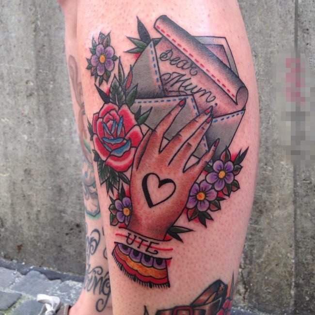 女生腿上彩绘创意手掌与信件纹身图片