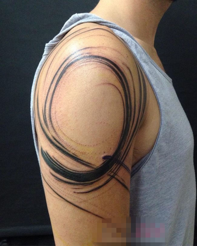 男生手臂上黑色抽象线条几何圆形创意纹身图片