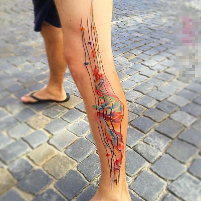 男生小腿上彩绘抽象线条创意纹身图片