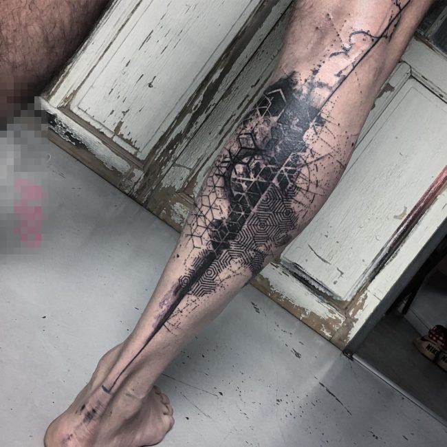 男生小腿上黑色几何元素简单线条组合图形纹身图片