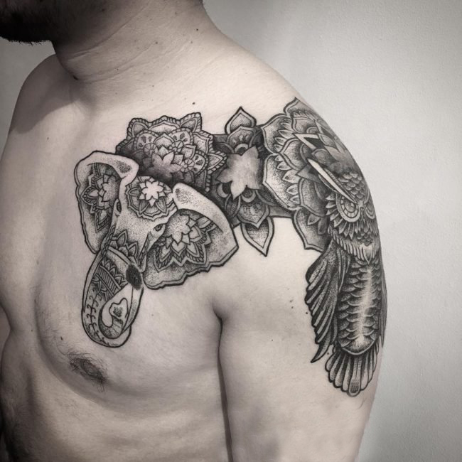 男生肩膀上黑灰素描点刺技巧创意花纹大象纹身图片