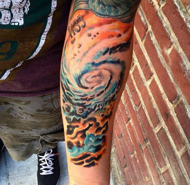 男生手臂上彩绘素描创意星球元素纹身图片