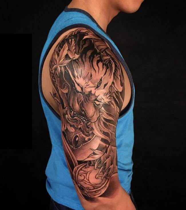 男生手臂上黑灰素描点刺技巧创意福犬纹身图片