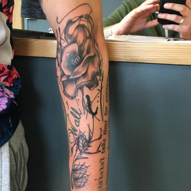 男生手臂上黑灰素描点刺技巧创意唯美花朵纹身图片