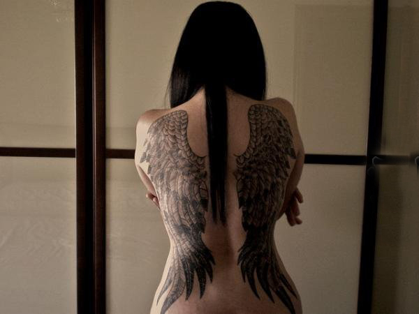 女生满背黑灰色个性线条翅膀纹身图片
