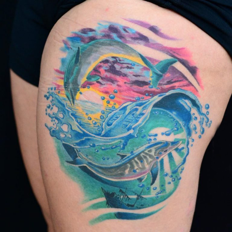 女生腿上彩绘清新风景浪花与海豚纹身图片