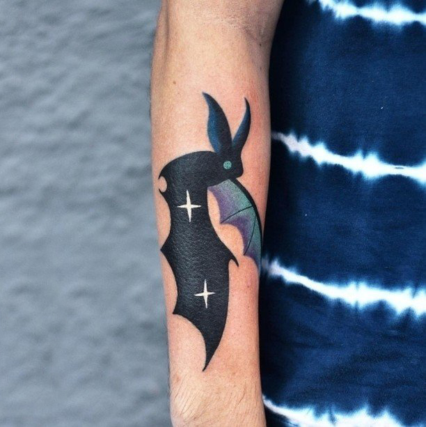 男生手臂上彩绘渐变小动物轮廓蝙蝠纹身图片