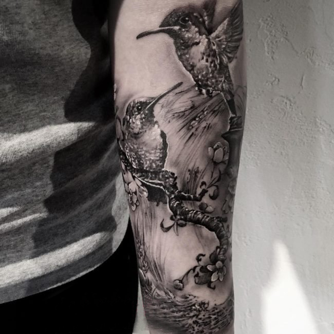 男生手臂上黑灰点刺植物大树和小鸟纹身图片
