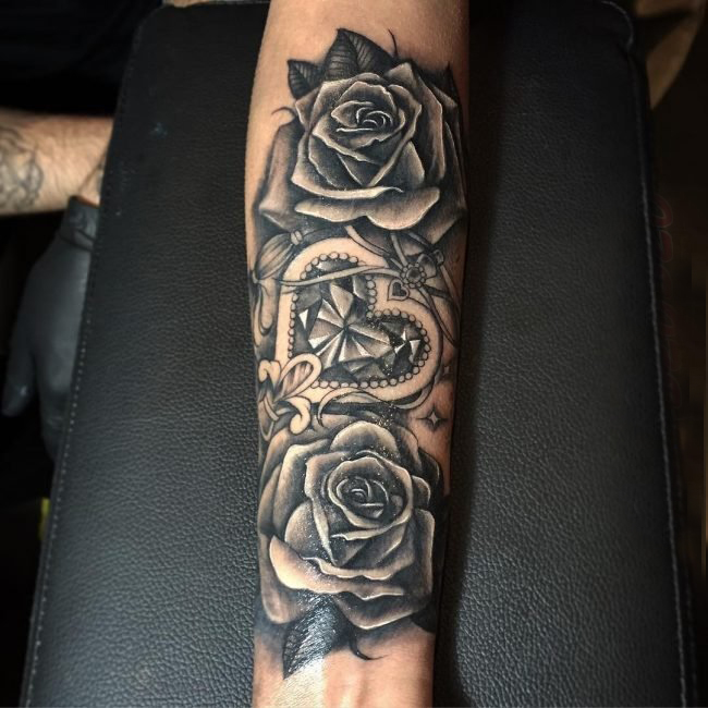 男生手臂上黑色点刺植物花朵玫瑰纹身图片