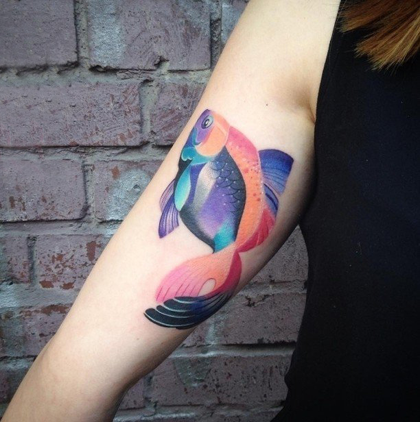 女生手臂上彩绘渐变小动物鱼创意纹身图片