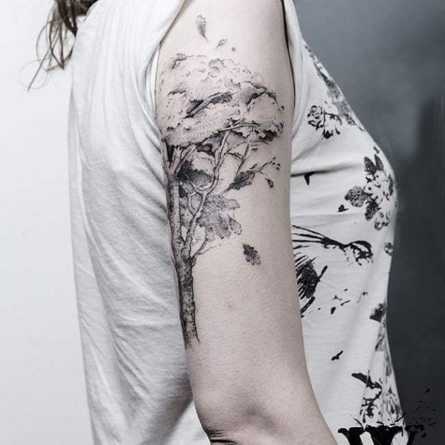 女生手臂上黑灰点刺植物大树纹身图片