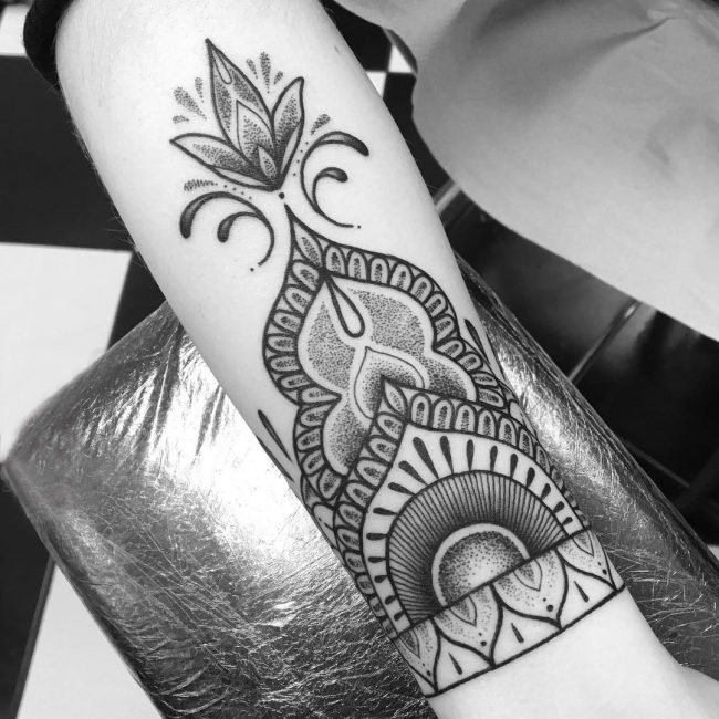 女生手臂上黑色点刺几何抽象线条创意花朵纹身图片