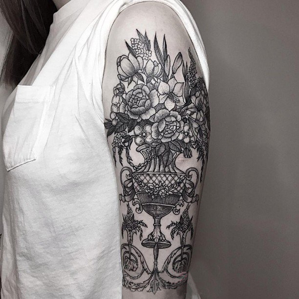 女生手臂上黑色点刺植物花瓶和花朵纹身图片