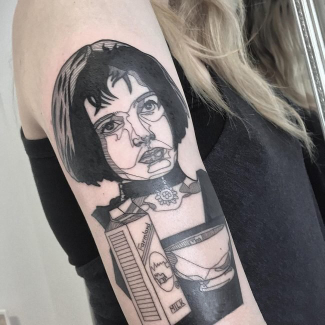 女生手臂上黑色简单线条人物肖像纹身图片