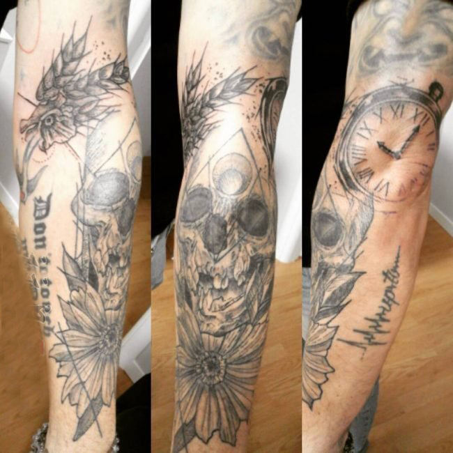 男生手臂上黑灰点刺植物花朵和骷髅纹身图片