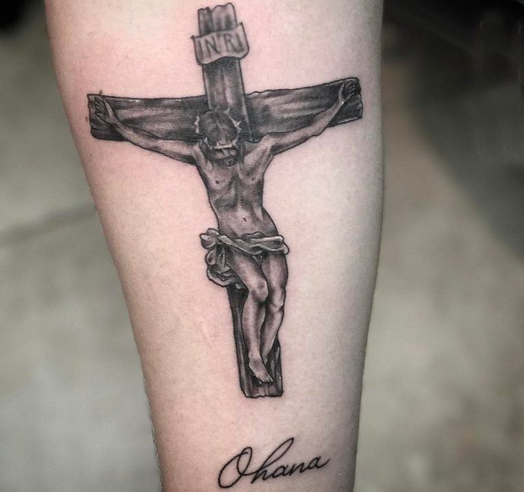 男生小腿上黑灰点刺十字架和耶稣纹身图片