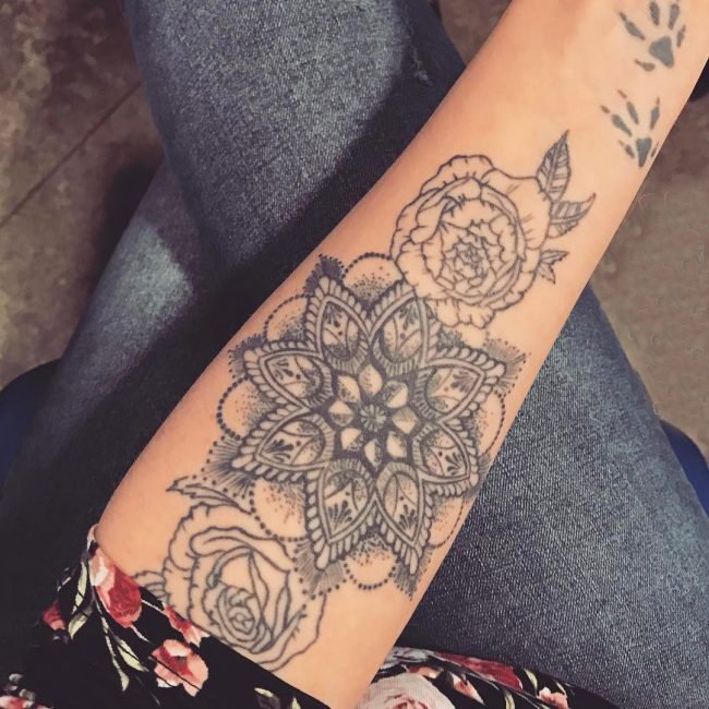 女生手臂上黑色点刺抽象线条植物花朵纹身图片