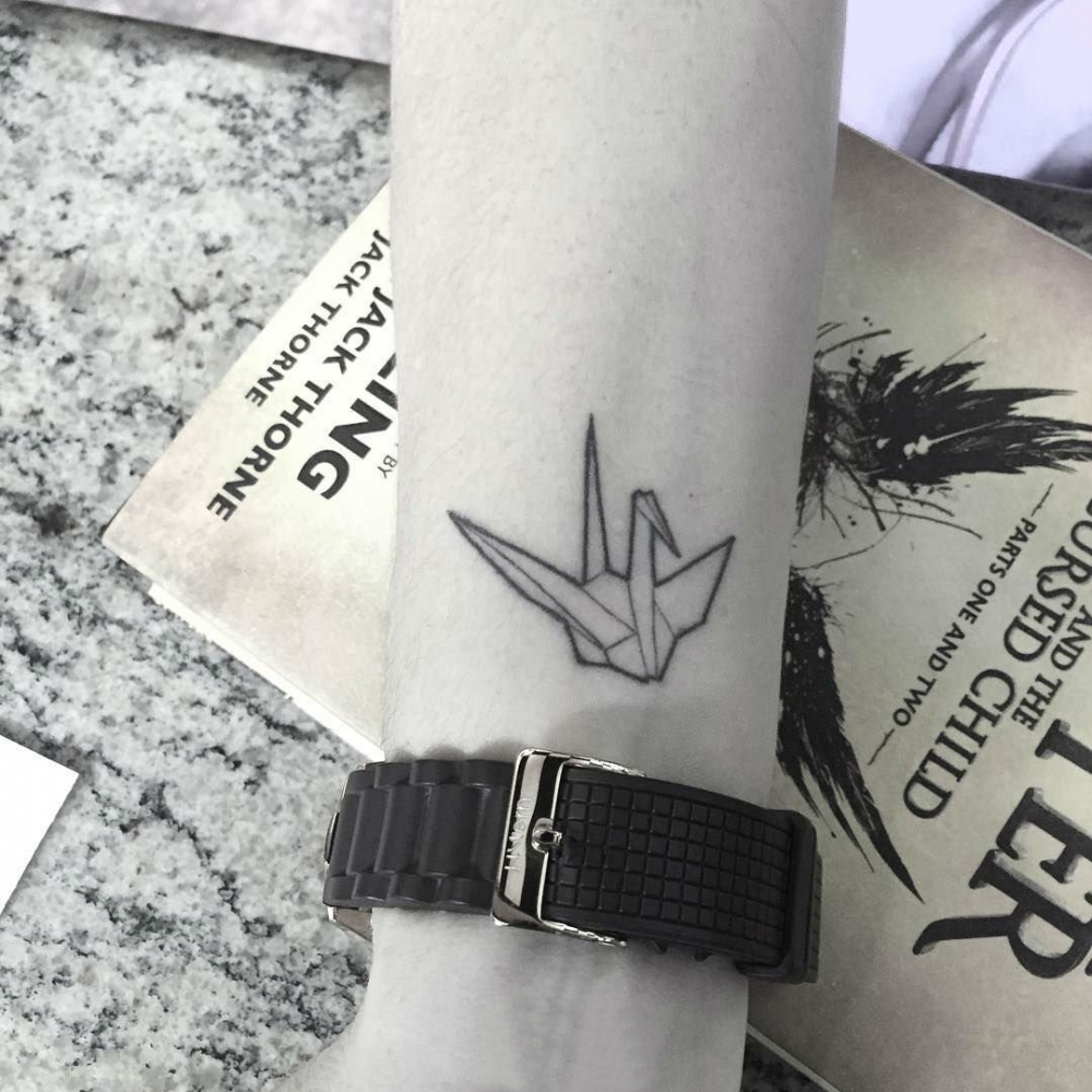 女生手腕上黑色几何线条千纸鹤纹身图片