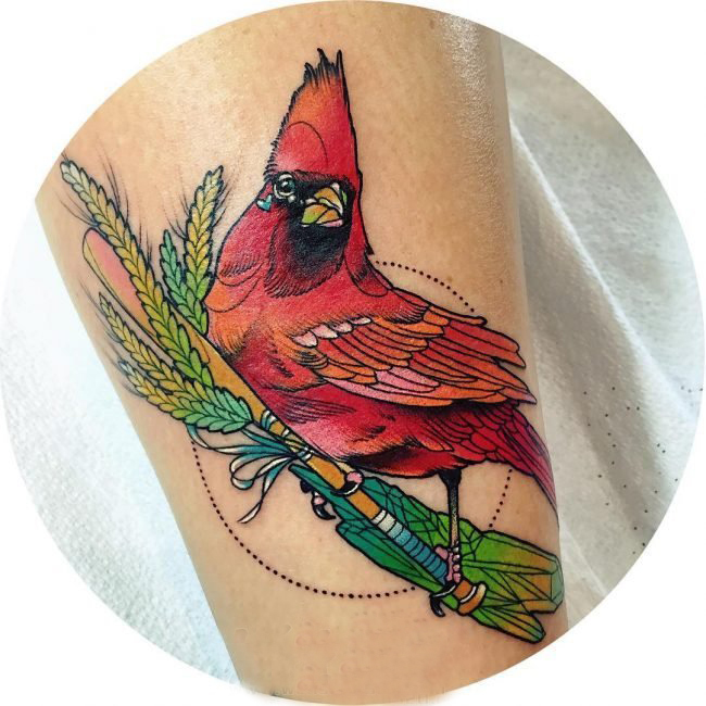 女生小腿上彩绘植物叶子和小鸟纹身图片