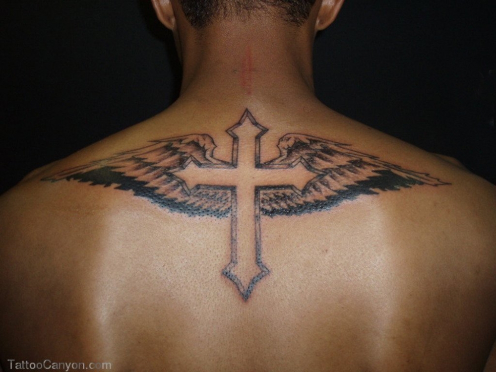 男生背部黑灰素描创意十字架和翅膀纹身图片