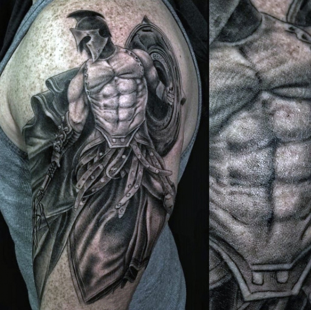 男生大臂膀上黑灰点刺人物肖像武士纹身图片