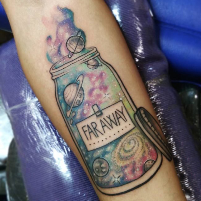 男生手臂上彩绘水彩素描创意星空元素瓶子纹身图片