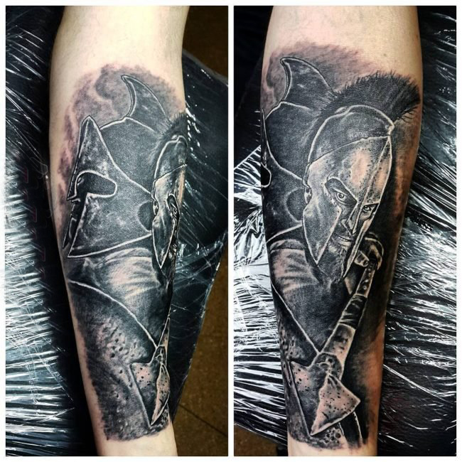 男生手臂上黑灰素描点刺技巧创意斯巴达战士纹身图片