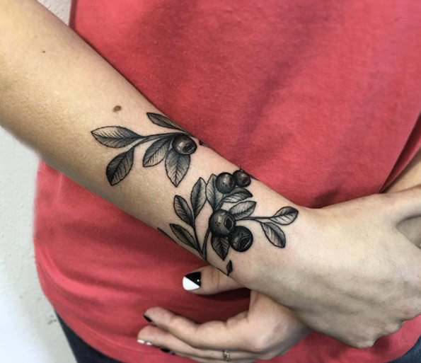 男生手臂上黑色点刺技巧植物叶子纹身图片