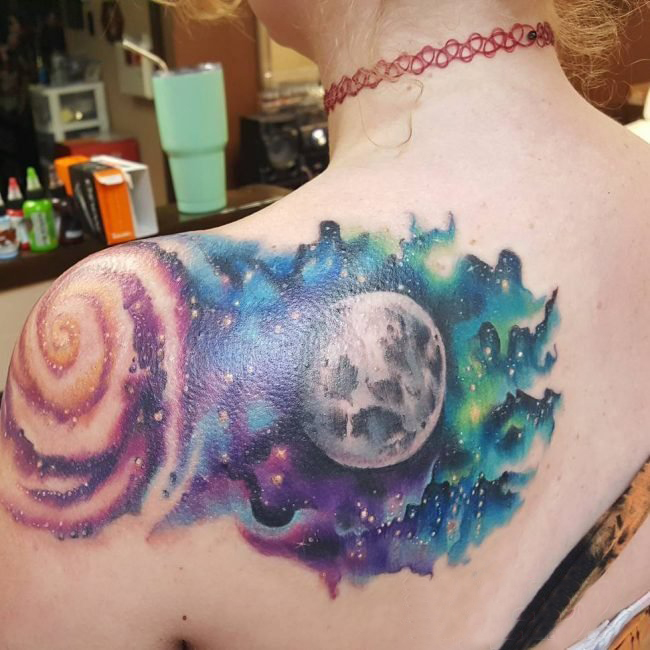 女生背部彩绘水彩素描创意星空元素宇宙纹身图片