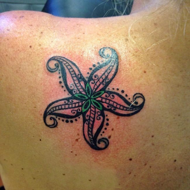 女生背部黑色素描创意海星纹身图片