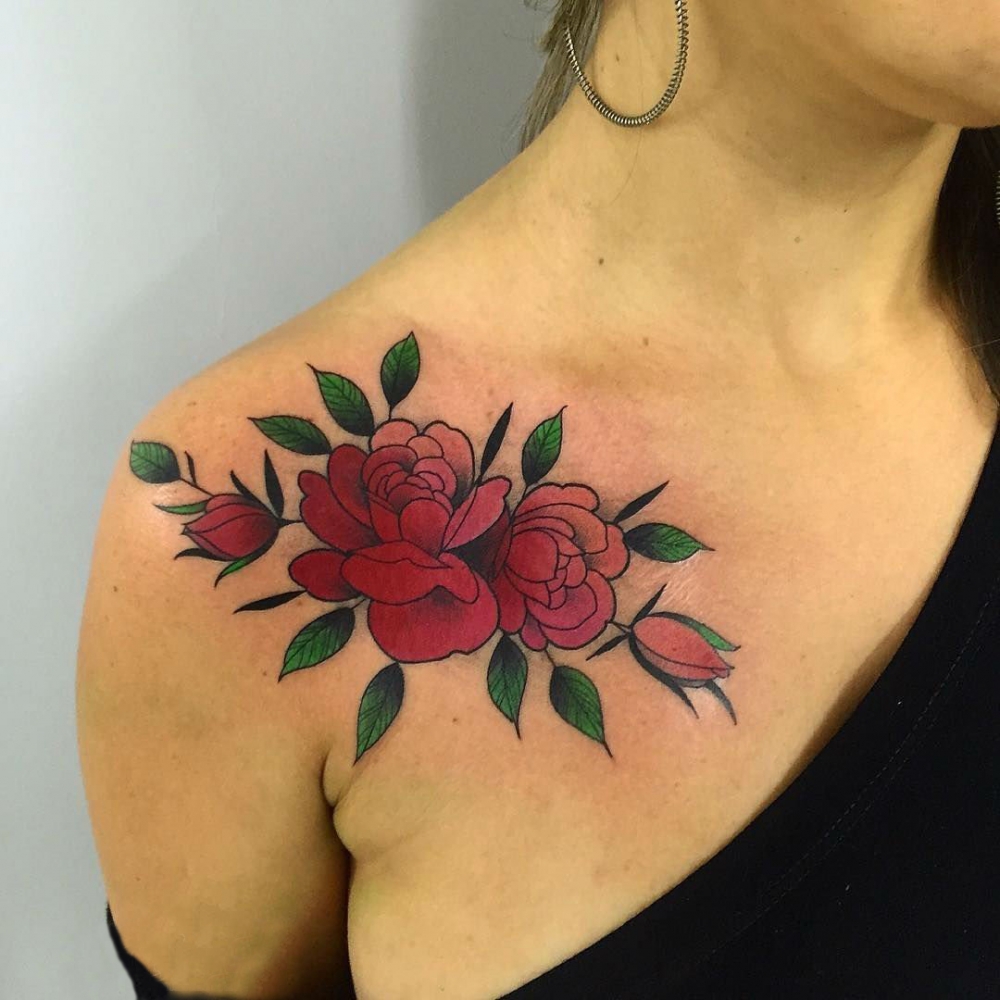 女生肩部彩绘植物叶子和文艺花朵纹身图片
