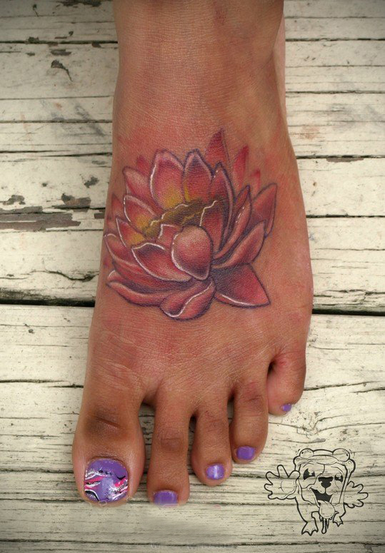 女生脚背上彩绘植物素材莲花纹身图片