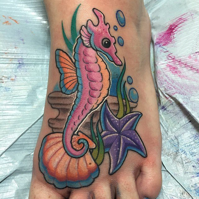 女生手背上彩绘水彩素描创意海马动物纹身图片