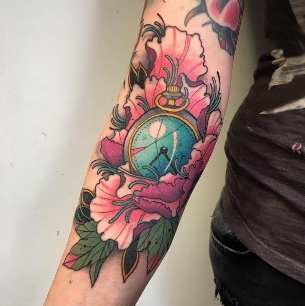 女生手臂上彩绘水彩素描创意唯美玫瑰纹身图片
