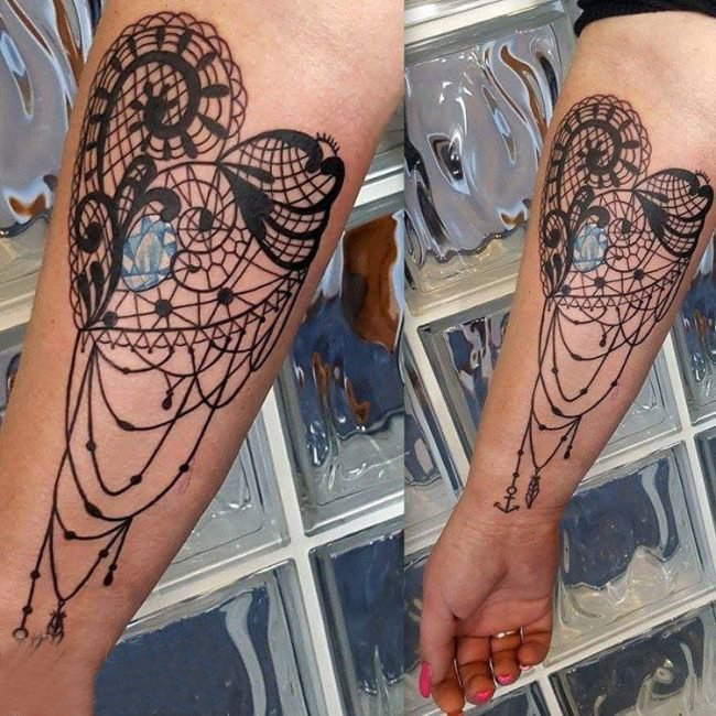 女生手臂上黑色线条素描唯美蕾丝元素心形纹身图片