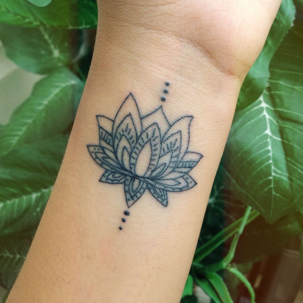 女生手腕上黑色简单线条植物莲花纹身图片