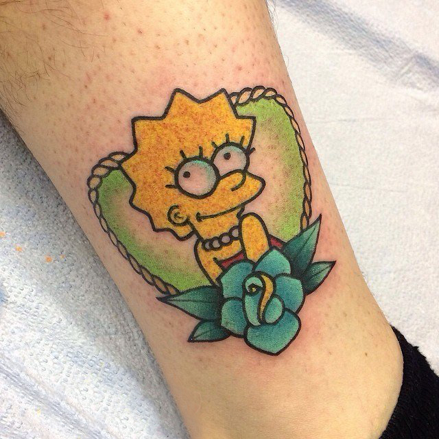 女生小腿上彩绘植物花朵和卡通人物纹身图片
