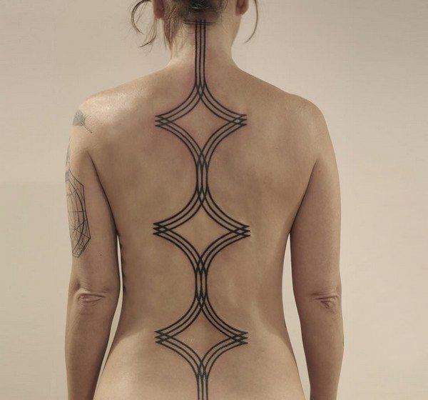 多款关于性感的后背上黑色抽象线条脊柱纹身图案