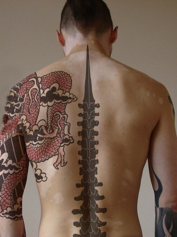 多款关于性感的后背上黑色抽象线条脊柱纹身图案